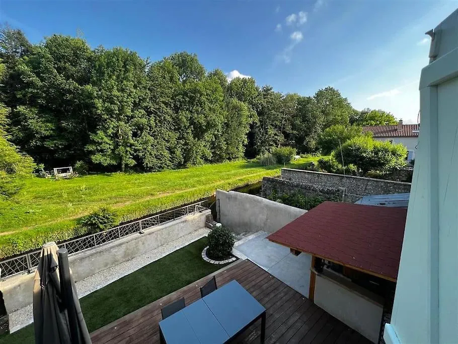Maison Terrasse Au Bord De L'Eau Ebreuil 0*,